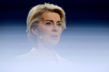 Avrupa Komisyonu Başkanı ve EPP adayı Ursula von der Leyen, 9 Haziran 2024 Avrupa Parlamentosu seçimleri kapsamında Brüksel 'deki Avrupa Parlamentosu' nda düzenlenen bir gece etkinliğinde basına konuştu..