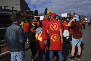 8 Haziran 2024 'te Brüksel, Belçika' da oynanan uluslararası dostluk maçı öncesinde The King Baudouin Stadyumu önünde Belçika taraftarları.