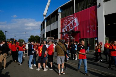 8 Haziran 2024 'te Brüksel, Belçika' da oynanan uluslararası dostluk maçı öncesinde The King Baudouin Stadyumu önünde Belçika taraftarları.