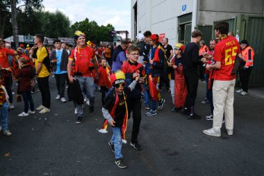 8 Haziran 2024 'te Brüksel, Belçika' da oynanan uluslararası dostluk maçı öncesinde The King Baudouin Stadyumu önünde Belçika taraftarları.