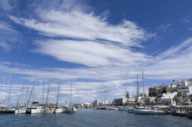 Yunanistan 'ın Naxos adasında 4 Mayıs 2024' te tatil ve balıkçı tekneleri yanaştı..