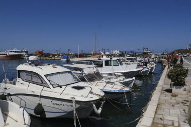 Yunanistan 'ın Naxos adasında 4 Mayıs 2024' te tatil ve balıkçı tekneleri yanaştı..