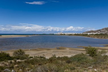Yunanistan 'da 4 Mayıs 2024 tarihinde tipik beyaz ve mavi binalı Chora of Naxos' un genel görünümü.