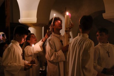 Katolik Hıristiyanlar, 4 Mayıs 2024 'te Yunanistan' ın Naxos katedralindeki Katolik Kilisesi 'nde düzenlenen Paskalya ayini sırasında mum tutarlar..