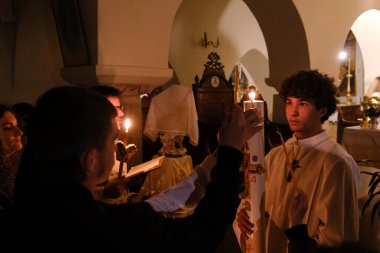 Katolik Hıristiyanlar, 4 Mayıs 2024 'te Yunanistan' ın Naxos katedralindeki Katolik Kilisesi 'nde düzenlenen Paskalya ayini sırasında mum tutarlar..