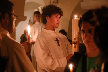 Katolik Hıristiyanlar, 4 Mayıs 2024 'te Yunanistan' ın Naxos katedralindeki Katolik Kilisesi 'nde düzenlenen Paskalya ayini sırasında mum tutarlar..