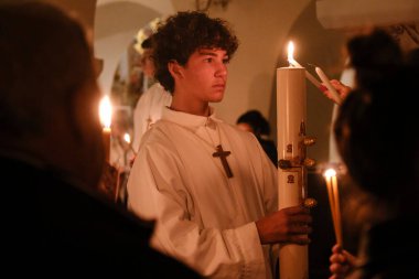 Katolik Hıristiyanlar, 4 Mayıs 2024 'te Yunanistan' ın Naxos katedralindeki Katolik Kilisesi 'nde düzenlenen Paskalya ayini sırasında mum tutarlar..