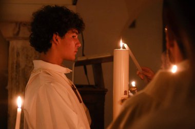 Katolik Hıristiyanlar, 4 Mayıs 2024 'te Yunanistan' ın Naxos katedralindeki Katolik Kilisesi 'nde düzenlenen Paskalya ayini sırasında mum tutarlar..