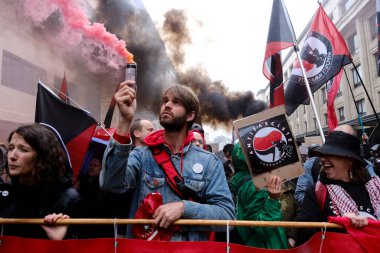 İnsanlar 16 Haziran 2024 'te Brüksel, Belçika' da düzenlenen Radikal Sağ karşıtı bir gösteriye katıldılar.. 