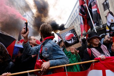 İnsanlar 16 Haziran 2024 'te Brüksel, Belçika' da düzenlenen Radikal Sağ karşıtı bir gösteriye katıldılar.. 