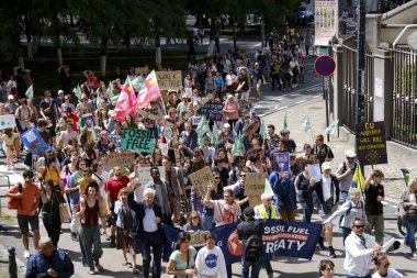 Avrupa yürüyüşüne katılan halk, iklim, demokrasi ve Brüksel, Belçika 'daki aşırı sağ ve tasarruf tedbirlerine karşı Haziran 2024' te miting düzenledi.. 