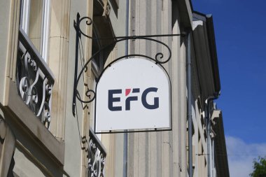Haziran 'da Lüksemburg' un merkezindeki EFG Bank şubesinin üstündeki tabelanın manzarası. 19, 2024.