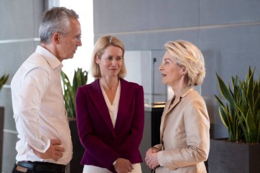 28 Haziran 2024 'te Brüksel, Belçika' da gerçekleşen görüşmede AB Komisyonu Başkanı Ursula Von der Leyen ve Estonya Başbakanı Kaja Kallas.