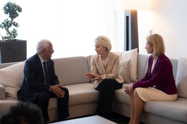 28 Haziran 2024 'te Brüksel, Belçika' da gerçekleşen görüşmede AB Komisyonu Başkanı Ursula Von der Leyen, Estonya Başbakanı Kaja Kallas ve eski Başbakan Antonio Costa.