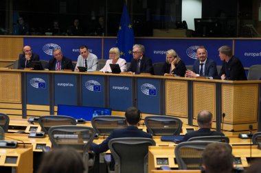 Sağ partilerin üst düzey yetkilileri ve AB Parlamentosu Üyeleri 8 Temmuz 2024 'te Brüksel, Belçika' da düzenlenen yeni Avrupa Grup Yurtseverleri toplantısında basın toplantısına katıldılar..