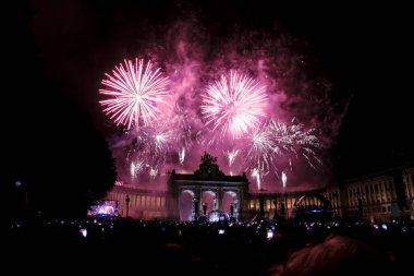 21 Temmuz 2024 'te Brüksel' deki Cinquantenaire Park 'ta düzenlenen Ulusal Bayram kutlamaları sırasında havai fişekler patladı...
