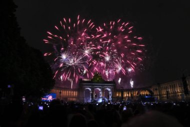 21 Temmuz 2024 'te Brüksel' deki Cinquantenaire Park 'ta düzenlenen Ulusal Bayram kutlamaları sırasında havai fişekler patladı...