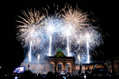 21 Temmuz 2024 'te Brüksel' deki Cinquantenaire Park 'ta düzenlenen Ulusal Bayram kutlamaları sırasında havai fişekler patladı...