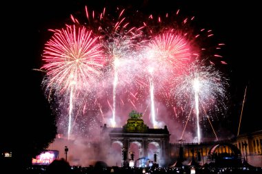 21 Temmuz 2024 'te Brüksel' deki Cinquantenaire Park 'ta düzenlenen Ulusal Bayram kutlamaları sırasında havai fişekler patladı...