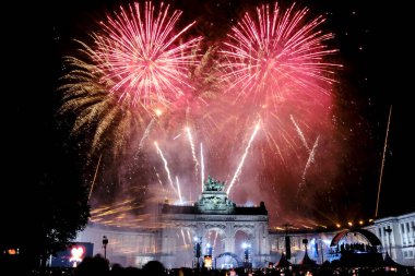 21 Temmuz 2024 'te Brüksel' deki Cinquantenaire Park 'ta düzenlenen Ulusal Bayram kutlamaları sırasında havai fişekler patladı...