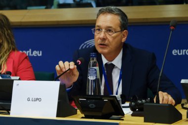 Giuseppe LUPO, MEP, 4 Eylül 2024 'te Avrupa Parlamentosu, Brüksel, Belçika' daki bir Parlamento komitesine katıldı.