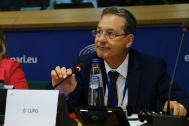 Giuseppe LUPO, MEP, 4 Eylül 2024 'te Avrupa Parlamentosu, Brüksel, Belçika' daki bir Parlamento komitesine katıldı.