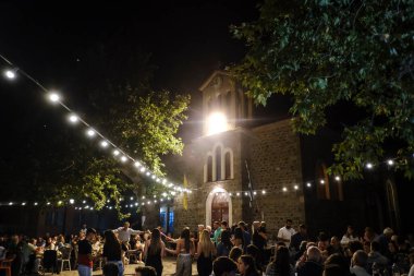 İnsanlar, 26 Temmuz 2024 'te Lefka veya Yunanistan' ın Paloukova köyünde düzenlenen festivalde geleneksel halk danslarında festivale katılıyor..