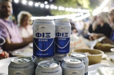 Yunanistan 'ın Paloukova köyündeki restoranda 27 Temmuz 2024' te bira konserveleri.