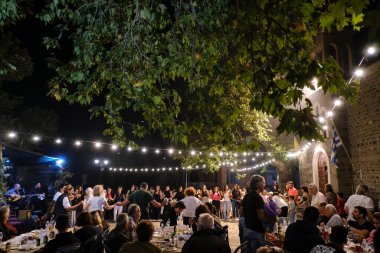 İnsanlar 27 Temmuz 2024 'te Lefka veya Yunanistan' ın Paloukova köyünde düzenlenen festivalde geleneksel halk danslarında festivallere katılıyor..