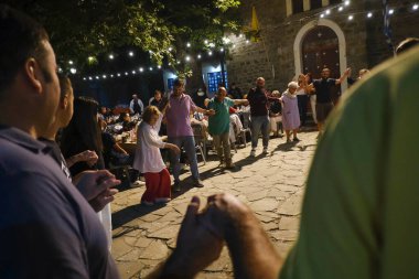 İnsanlar 27 Temmuz 2024 'te Lefka veya Yunanistan' ın Paloukova köyünde düzenlenen festivalde geleneksel halk danslarında festivallere katılıyor..