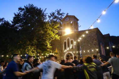 İnsanlar 27 Temmuz 2024 'te Lefka veya Yunanistan' ın Paloukova köyünde düzenlenen festivalde geleneksel halk danslarında festivallere katılıyor..