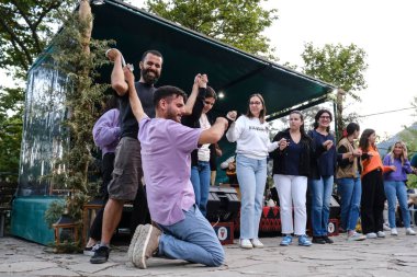 İnsanlar 27 Temmuz 2024 'te Lefka veya Yunanistan' ın Paloukova köyünde düzenlenen festivalde geleneksel halk danslarında festivallere katılıyor..