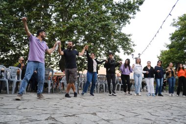 İnsanlar 27 Temmuz 2024 'te Lefka veya Yunanistan' ın Paloukova köyünde düzenlenen festivalde geleneksel halk danslarında festivallere katılıyor..