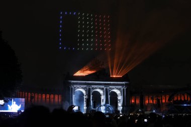 21 Temmuz 2024 'te Brüksel' deki Cinquantenaire Park 'ta düzenlenen Ulusal Bayram kutlamaları sırasında havai fişekler patladı..