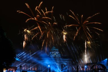 21 Temmuz 2024 'te Brüksel' deki Cinquantenaire Park 'ta düzenlenen Ulusal Bayram kutlamaları sırasında havai fişekler patladı..