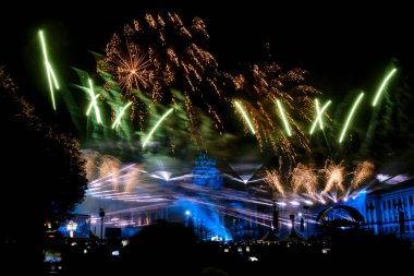 21 Temmuz 2024 'te Brüksel' deki Cinquantenaire Park 'ta düzenlenen Ulusal Bayram kutlamaları sırasında havai fişekler patladı..