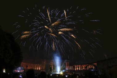 21 Temmuz 2024 'te Brüksel' deki Cinquantenaire Park 'ta düzenlenen Ulusal Bayram kutlamaları sırasında havai fişekler patladı..