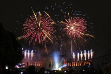 21 Temmuz 2024 'te Brüksel' deki Cinquantenaire Park 'ta düzenlenen Ulusal Bayram kutlamaları sırasında havai fişekler patladı..