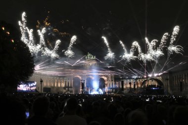 21 Temmuz 2024 'te Brüksel' deki Cinquantenaire Park 'ta düzenlenen Ulusal Bayram kutlamaları sırasında havai fişekler patladı..