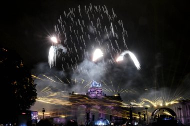 21 Temmuz 2024 'te Brüksel' deki Cinquantenaire Park 'ta düzenlenen Ulusal Bayram kutlamaları sırasında havai fişekler patladı..