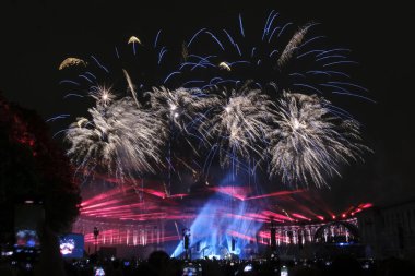 21 Temmuz 2024 'te Brüksel' deki Cinquantenaire Park 'ta düzenlenen Ulusal Bayram kutlamaları sırasında havai fişekler patladı..