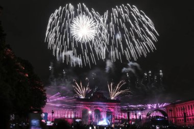 21 Temmuz 2024 'te Brüksel' deki Cinquantenaire Park 'ta düzenlenen Ulusal Bayram kutlamaları sırasında havai fişekler patladı..