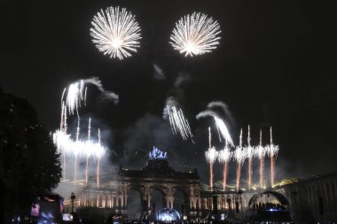 21 Temmuz 2024 'te Brüksel' deki Cinquantenaire Park 'ta düzenlenen Ulusal Bayram kutlamaları sırasında havai fişekler patladı..