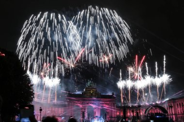 21 Temmuz 2024 'te Brüksel' deki Cinquantenaire Park 'ta düzenlenen Ulusal Bayram kutlamaları sırasında havai fişekler patladı..