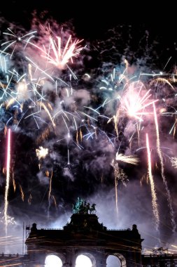 21 Temmuz 2024 'te Brüksel' deki Cinquantenaire Park 'ta düzenlenen Ulusal Bayram kutlamaları sırasında havai fişekler patladı..
