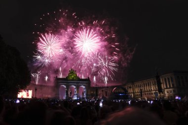 21 Temmuz 2024 'te Brüksel' deki Cinquantenaire Park 'ta düzenlenen Ulusal Bayram kutlamaları sırasında havai fişekler patladı..
