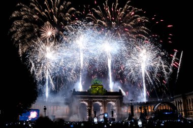 21 Temmuz 2024 'te Brüksel' deki Cinquantenaire Park 'ta düzenlenen Ulusal Bayram kutlamaları sırasında havai fişekler patladı..