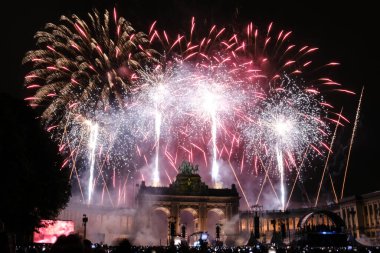 21 Temmuz 2024 'te Brüksel' deki Cinquantenaire Park 'ta düzenlenen Ulusal Bayram kutlamaları sırasında havai fişekler patladı..