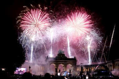21 Temmuz 2024 'te Brüksel' deki Cinquantenaire Park 'ta düzenlenen Ulusal Bayram kutlamaları sırasında havai fişekler patladı..