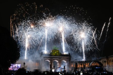 21 Temmuz 2024 'te Brüksel' deki Cinquantenaire Park 'ta düzenlenen Ulusal Bayram kutlamaları sırasında havai fişekler patladı..